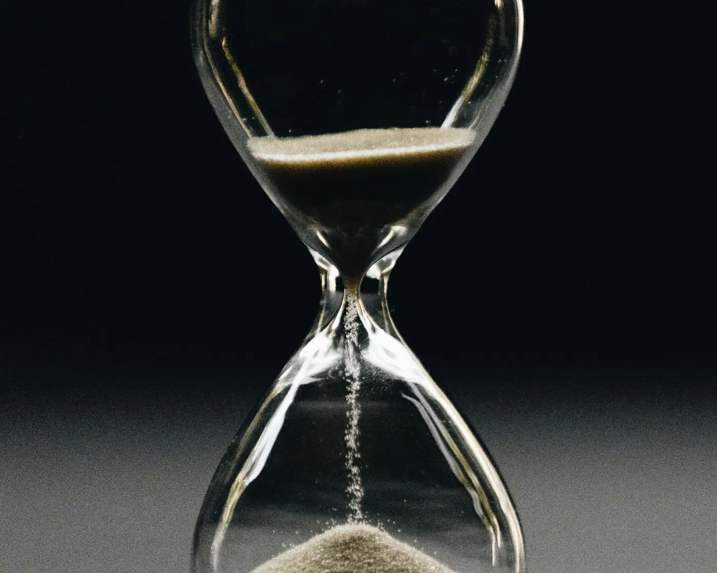 Hourglass with sand running out, representing a Shopify homepage that takes too long to load